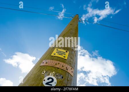 Ruraler Breitbandanschluss, Schild „Vorsicht über der Decke“ in einem Dorf in Suffolk, Großbritannien Stockfoto