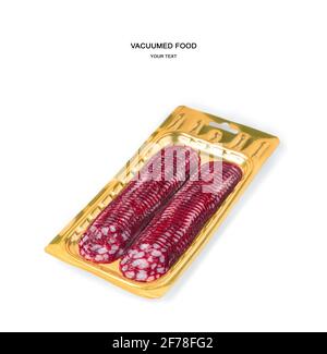 Trockenwurst in Vakuumverpackung, isoliert auf weißem Hintergrund. Seitenansicht, das Konzept der Vakuumprodukte. Stockfoto