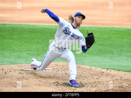 Apr 10, 2021: Texas Rangers starten Pitcher Mike Foltynewicz #20 Pitches im zweiten Inning während eines Opening Day MLB-Spiels zwischen den Toronto Blue Jays und den Texas Rangers im Globe Life Field in Arlington, TX Albert Pena/CSM Stockfoto