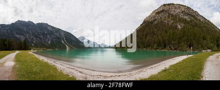 Panorama des Heiterwanger Sees in Tirol, Österreich im Sommer Stockfoto