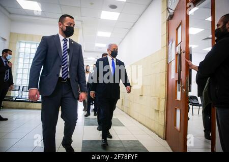 Jerusalem, Israel. April 2021. Der israelische Premierminister Benjamin Netanjahu (2. L, Front) kommt am 5. April 2021 vor dem Jerusalemer Bezirksgericht zu einer Eröffnungsargumentation der Anklage. Netanjahus Strafverfahren wegen Korruptionsvorwürfen wurde am Montag wieder aufgenommen. (Oren Ben Hakoon/ JINI via Xinhua) Quelle: Xinhua/Alamy Live News Stockfoto