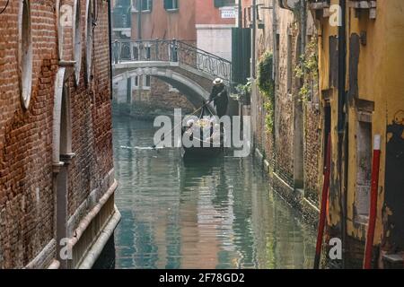 Traditionelle venezianische Gondel mit Touristen auf dem kanal von rio di San Salvador in Venedig, Italien Stockfoto