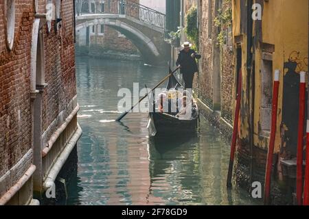 Traditionelle venezianische Gondel mit Touristen auf dem kanal von rio di San Salvador in Venedig, Italien Stockfoto