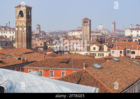 Ansicht der rot gefliesten Dächer in Venedig, Italien Stockfoto