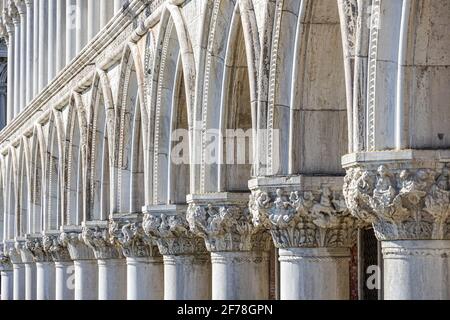 Ziersäulen, Kolonnade an der Fassade des Dogenpalastes in Venedig, Italien Stockfoto