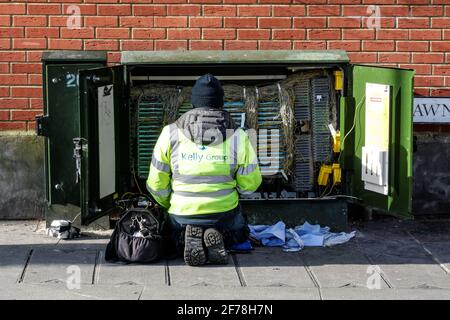 Kelly Group Telekommunikation, Telekommunikationsingenieur bei der Arbeit in London, England Großbritannien Stockfoto