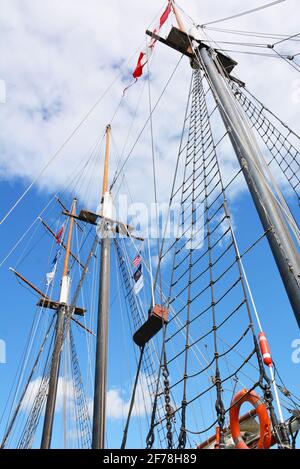 Brockville Canada nimmt an der TALL SHIPS CHALLENGE® Great Lakes Series Teil, die alle drei Jahre in dieser Region stattfindet, und Brockville nimmt seit 2013 Teil. Die nächste geplante Great Lakes Tour findet 2022 statt.Tall Ships, die Tall Ships, einschließlich der Bluenose II, und andere Wasserfahrzeuge in Brockville, Kanada. Verschiedene Ansichten von Veranstaltungen mit hohen Schiffen an der Brockville Waterfront am Blockhouse Island Parkway, Centeen Park und Hardy Park. Stockfoto