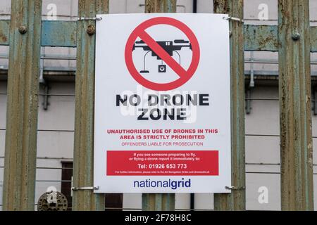 Kein Drohnenzonenschild, das Flugdrohnen über dem National Grid-Grundstück in London, England, Großbritannien, verbietet Stockfoto