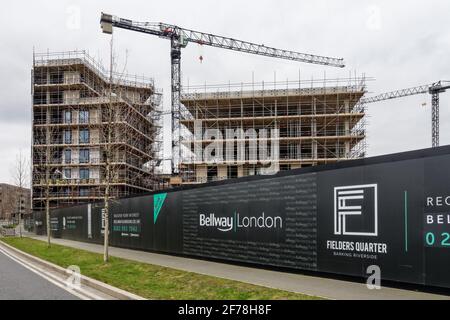 Bau von neuen Wohnblöcken durch Bellway in Barking Riverside, London England Vereinigtes Königreich Großbritannien Stockfoto