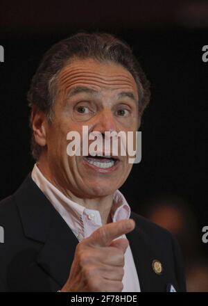 New York, Usa. April 2021. Andrew Cuomo, Gouverneur von New York, spricht am 5. April 2021 im Rochdale Village Community Center in New York City. Pool Foto von Brendan McDermid/UPI Kredit: UPI/Alamy Live News Stockfoto
