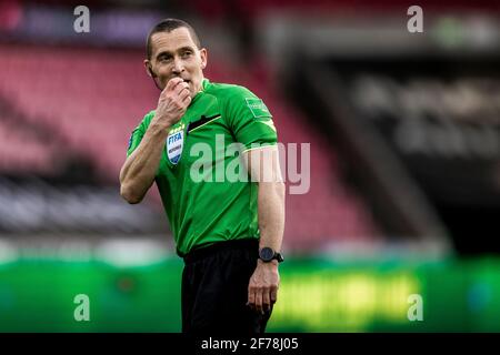 Herning, Dänemark. April 2021. Schiedsrichter Mads-Kristoffer Kristoffersen im Einsatz beim 3F Superliga-Spiel zwischen FC Midtjylland und Broendby IF in der MCH Arena in Herning. (Foto: Gonzales Photo/Alamy Live News Stockfoto