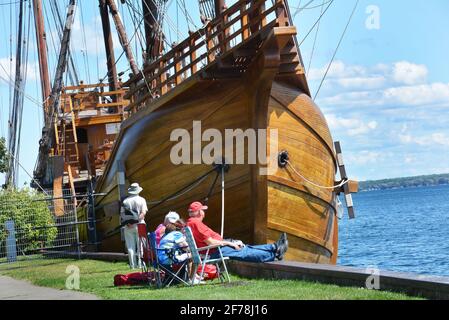 Brockville Canada nimmt an der TALL SHIPS CHALLENGE® Great Lakes Series Teil, die alle drei Jahre in dieser Region stattfindet, und Brockville nimmt seit 2013 Teil. Die nächste geplante Great Lakes Tour findet 2022 statt.Tall Ships, die Tall Ships, einschließlich der Bluenose II, und andere Wasserfahrzeuge in Brockville, Kanada. Verschiedene Ansichten von Veranstaltungen mit hohen Schiffen an der Brockville Waterfront am Blockhouse Island Parkway, Centeen Park und Hardy Park. Stockfoto