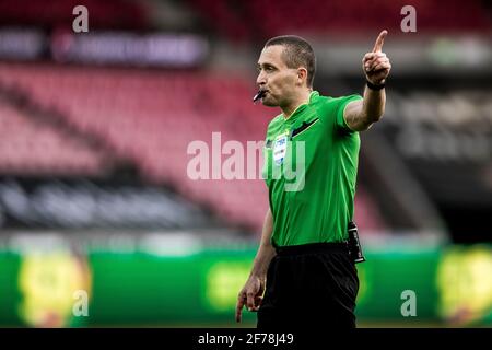 Herning, Dänemark. April 2021. Schiedsrichter Mads-Kristoffer Kristoffersen im Einsatz beim 3F Superliga-Spiel zwischen FC Midtjylland und Broendby IF in der MCH Arena in Herning. (Foto: Gonzales Photo/Alamy Live News Stockfoto