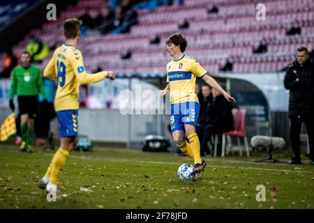 Herning, Dänemark. April 2021. Peter Bjur (29) von Broendby, WENN er während des 3F Superliga-Spiels zwischen dem FC Midtjylland und Broendby IF in der MCH Arena in Herning gesehen wird. (Foto: Gonzales Photo/Alamy Live News Stockfoto