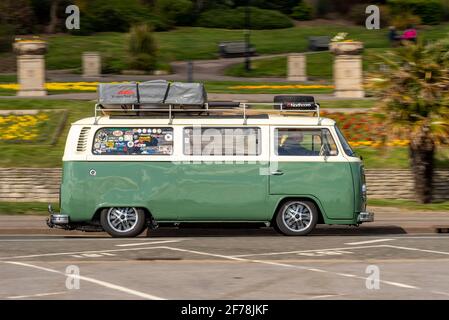 1975 Volkswagen Typ 2 Wohnmobil in Southend on Sea, Essex, Großbritannien. Voll mit Ausrüstung und Reserverad auf dem Dachträger. T2 Kombi Stockfoto