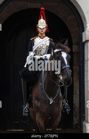 Eine montierte Trooper der Household Cavalry auf Horse Guards, Whitehall, London England United Kingdom UK Stockfoto