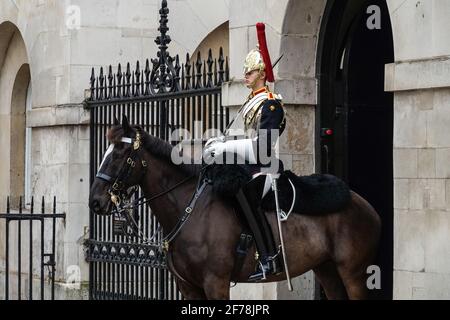 Eine montierte Trooper der Household Cavalry auf Horse Guards, Whitehall, London England United Kingdom UK Stockfoto