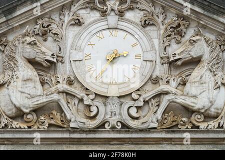 Uhren- und Pferdeornamentskulpturen auf dem Gebäude des Cavalry Mounted Regiment in London, England Großbritannien Stockfoto