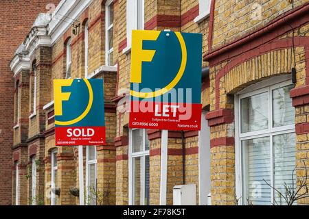 Foxtons Immobilien verkauft und zu lassen Zeichen außerhalb Ziegel Reihenhäuser in West London England Vereinigtes Königreich Großbritannien Stockfoto