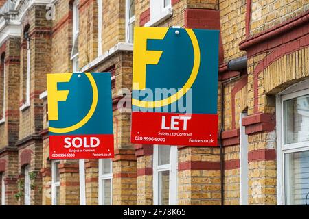 Foxtons Immobilien verkauft und zu lassen Zeichen außerhalb Ziegel Reihenhäuser in West London England Vereinigtes Königreich Großbritannien Stockfoto