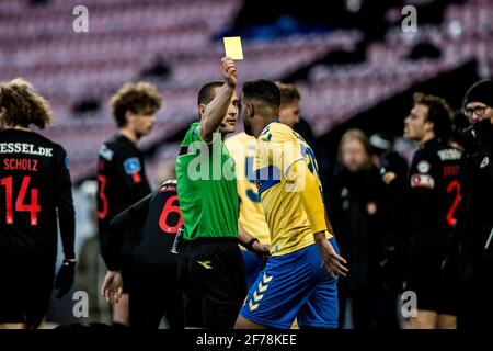 Herning, Dänemark. April 2021. Schiedsrichter Mads-Kristoffer Kristoffersen bucht Anis Ben Slimane (25) aus Broendby IF während des 3F Superliga-Spiels zwischen FC Midtjylland und Broendby IF in der MCH Arena in Herning. (Foto: Gonzales Photo/Alamy Live News Stockfoto