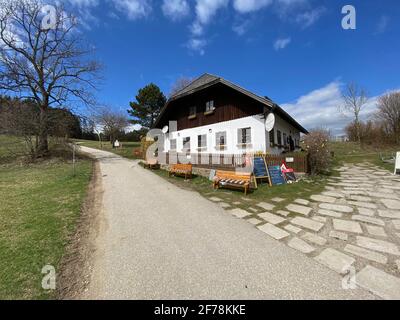 Pelmberg, Österreich - April 4 2021: Zeichen des traditionellen österreichischen Gasthauses 'Pelmbergstüberl' Stockfoto