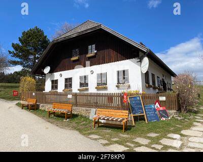 Pelmberg, Österreich - April 4 2021: Zeichen des traditionellen österreichischen Gasthauses 'Pelmbergstüberl' Stockfoto