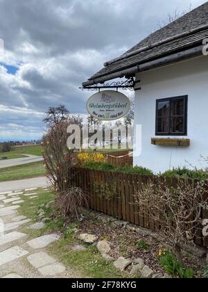 Pelmberg, Österreich - April 4 2021: Zeichen des traditionellen österreichischen Gasthauses 'Pelmbergstüberl' Stockfoto