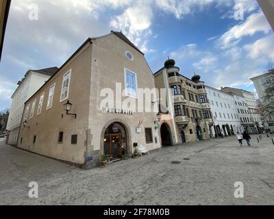 Linz, Österreich - April 3 2021: Die Altstadt von Linz mit ihrem historischen Marktplatz Stockfoto