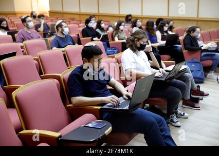 Ramat Gan. Dez 2020. Am 5. April 2021 studieren Studenten in einem Klassenzimmer an der Bar Ilan Universität in der zentralisraelischen Stadt Ramat Gan. Das israelische Gesundheitsministerium meldete am Montag 353 neue COVID-19-Fälle, was die Gesamtzahl der Infektionen im Land auf 834,563 erhöht. Die Zahl der Patienten mit schweren Erkrankungen ging von 344 auf 323 von 489 hospitalisierten Patienten zurück. Dies ist die niedrigste Anzahl an Patienten mit schweren Erkrankungen in Israel seit dem 10. Dezember 2020, als sie bei 320 lag. Quelle: Gil Cohen Magen/Xinhua/Alamy Live News Stockfoto