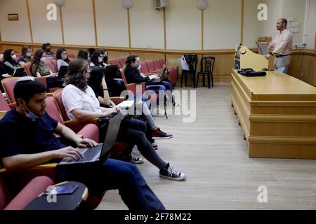 Ramat Gan. Dez 2020. Am 5. April 2021 studieren Studenten in einem Klassenzimmer an der Bar Ilan Universität in der zentralisraelischen Stadt Ramat Gan. Das israelische Gesundheitsministerium meldete am Montag 353 neue COVID-19-Fälle, was die Gesamtzahl der Infektionen im Land auf 834,563 erhöht. Die Zahl der Patienten mit schweren Erkrankungen ging von 344 auf 323 von 489 hospitalisierten Patienten zurück. Dies ist die niedrigste Anzahl an Patienten mit schweren Erkrankungen in Israel seit dem 10. Dezember 2020, als sie bei 320 lag. Quelle: Gil Cohen Magen/Xinhua/Alamy Live News Stockfoto