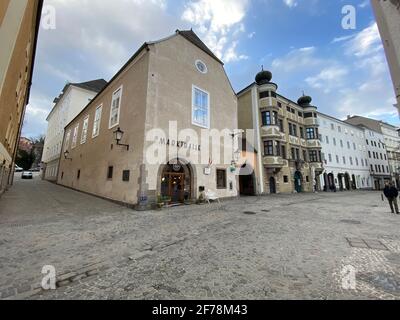 Linz, Österreich - April 3 2021: Die Altstadt von Linz mit ihrem historischen Marktplatz und dem Restaurant Herberstein Stockfoto