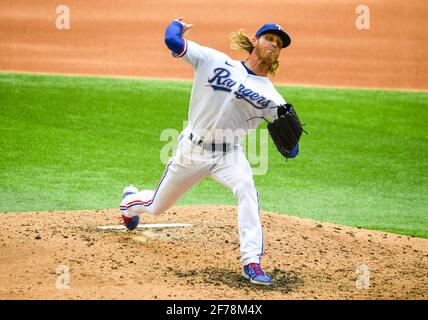 Apr 10, 2021: Texas Rangers startet Pitcher Mike Foltynewicz #20 wirft in der vierten Inning während eines Opening Day MLB-Spiel zwischen den Toronto Blue Jays und den Texas Rangers am Globe Life Field in Arlington, TX Albert Pena / CSM Stockfoto