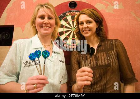 WELTBERÜHMTE CHAMPS AM SEE. TRINA GULLIVER UND BEV TURNER STELLEN DAVID ASHDOWNDARTS VOR Stockfoto