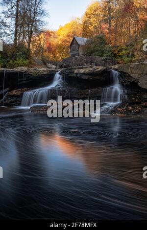 Sonnige Herbstfarben spiegeln sich in den Wirbeln des Glade Creek im Babcock State Park, West Virginia. Stockfoto