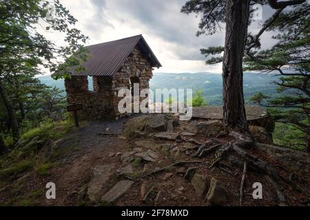 Der steinerne Schutz von Cranny Crow Overlook im Lost River State Park in West Virginia. Stockfoto