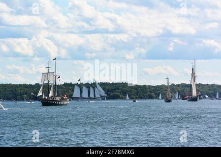 Brockville Canada nimmt an der TALL SHIPS CHALLENGE® Great Lakes Series Teil, die alle drei Jahre in dieser Region stattfindet, und Brockville nimmt seit 2013 Teil. Die nächste geplante Great Lakes Tour findet 2022 statt.Tall Ships, die Tall Ships, einschließlich der Bluenose II, und andere Wasserfahrzeuge in Brockville, Kanada. Verschiedene Ansichten von Veranstaltungen mit hohen Schiffen an der Brockville Waterfront am Blockhouse Island Parkway, Centeen Park und Hardy Park. Stockfoto