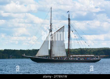 Brockville Canada nimmt an der TALL SHIPS CHALLENGE® Great Lakes Series Teil, die alle drei Jahre in dieser Region stattfindet, und Brockville nimmt seit 2013 Teil. Die nächste geplante Great Lakes Tour findet 2022 statt.Tall Ships, die Tall Ships, einschließlich der Bluenose II, und andere Wasserfahrzeuge in Brockville, Kanada. Verschiedene Ansichten von Veranstaltungen mit hohen Schiffen an der Brockville Waterfront am Blockhouse Island Parkway, Centeen Park und Hardy Park. Stockfoto