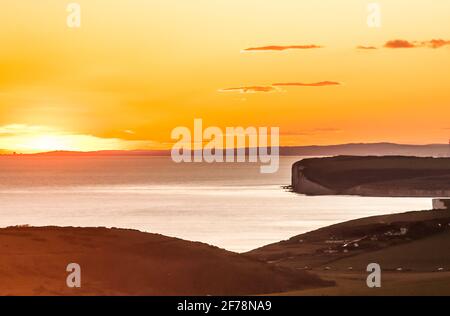 Eastbourne, East Sussex, Großbritannien. April 2021. Eine plötzliche Kälte in der Luft mit Nordwind, der Schneeregen hervorbringt. Wolken am Ende des Tages, Temperatur nur 3 Grad über dem Gefrierpunkt, als dieses Bild von Beachy Head Bereich mit Blick nach Westen über Birling Gap aufgenommen wurde. Kredit: David Burr/Alamy Live Nachrichten Stockfoto