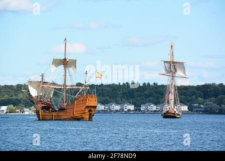 Brockville Canada nimmt an der TALL SHIPS CHALLENGE® Great Lakes Series Teil, die alle drei Jahre in dieser Region stattfindet, und Brockville nimmt seit 2013 Teil. Die nächste geplante Great Lakes Tour findet 2022 statt.Tall Ships, die Tall Ships, einschließlich der Bluenose II, und andere Wasserfahrzeuge in Brockville, Kanada. Verschiedene Ansichten von Veranstaltungen mit hohen Schiffen an der Brockville Waterfront am Blockhouse Island Parkway, Centeen Park und Hardy Park. Stockfoto