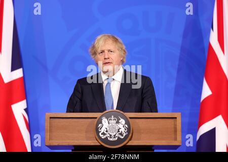 London, Großbritannien. April 2021. Der britische Premierminister Boris Johnson spricht am 5. April 2021 auf einer virtuellen Downing Street Pressekonferenz in London, Großbritannien. Johnson bestätigte am Montag, dass ab dem 12. April nicht mehr wichtige Geschäfte wieder geöffnet werden und dass Pubs und Restaurants wieder im Freien eröffnet werden, wenn Großbritannien den zweiten Schritt aus der COVID-Sperre macht. (Pippa Fowles/No 10 Downing Street/Handout via Xinhua) Quelle: Xinhua/Alamy Live News Stockfoto