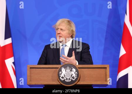 London, Großbritannien. April 2021. Der britische Premierminister Boris Johnson spricht am 5. April 2021 auf einer virtuellen Downing Street Pressekonferenz in London, Großbritannien. Johnson bestätigte am Montag, dass ab dem 12. April nicht mehr wichtige Geschäfte wieder geöffnet werden und dass Pubs und Restaurants wieder im Freien eröffnet werden, wenn Großbritannien den zweiten Schritt aus der COVID-Sperre macht. (Pippa Fowles/No 10 Downing Street/Handout via Xinhua) Quelle: Xinhua/Alamy Live News Stockfoto