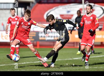 CRAWLEY, ENGLAND. 5. APRIL Conor McAleny von Oldham Athletic schießt während des Spiels der Sky Bet League 2 zwischen Crawley Town und Oldham Athletic am Montag, den 5. April 2021 im Broadfield Stadium, Crawley. (Kredit: Eddie Garvey) Kredit: MI Nachrichten & Sport /Alamy Live Nachrichten Stockfoto