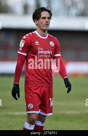 CRAWLEY, ENGLAND. 5. APRIL Aktions-Bild von Tom Nichols aus Crawley Town während des Sky Bet League 2-Spiels zwischen Crawley Town und Oldham Athletic am Montag, 5. April 2021 im Broadfield Stadium, Crawley. (Kredit: Eddie Garvey) Kredit: MI Nachrichten & Sport /Alamy Live Nachrichten Stockfoto