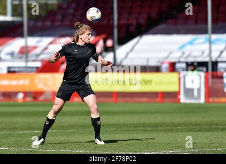 CRAWLEY, ENGLAND. 5. APRIL Aktions-Bild des Oldham Athletic Carl Piergianni während des Spiels der Sky Bet League 2 zwischen Crawley Town und Oldham Athletic am Montag, 5. April 2021 im Broadfield Stadium, Crawley. (Kredit: Eddie Garvey) Kredit: MI Nachrichten & Sport /Alamy Live Nachrichten Stockfoto