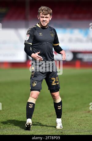 CRAWLEY, ENGLAND. 5. APRIL Aktions-Bild von Oldham Athletic's Alfie McCalmont während des Sky Bet League 2-Spiels zwischen Crawley Town und Oldham Athletic am Montag, 5. April 2021 im Broadfield Stadium, Crawley. (Kredit: Eddie Garvey) Kredit: MI Nachrichten & Sport /Alamy Live Nachrichten Stockfoto