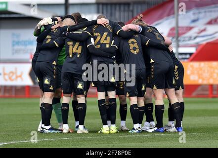 CRAWLEY, ENGLAND. 5. APRIL Oldham huddle vor dem Sky Bet League 2 Spiel zwischen Crawley Town und Oldham Athletic am Montag, 5. April 2021 im Broadfield Stadium, Crawley. (Kredit: Eddie Garvey) Kredit: MI Nachrichten & Sport /Alamy Live Nachrichten Stockfoto