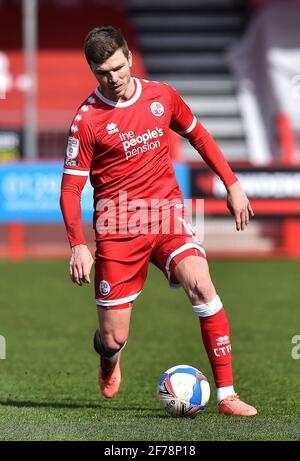 CRAWLEY, ENGLAND. 5. APRIL Aktions-Bild von Jordan Tunnicliffe von Crawley Town während des Sky Bet League 2-Spiels zwischen Crawley Town und Oldham Athletic am Montag, 5. April 2021 im Broadfield Stadium, Crawley. (Kredit: Eddie Garvey) Kredit: MI Nachrichten & Sport /Alamy Live Nachrichten Stockfoto