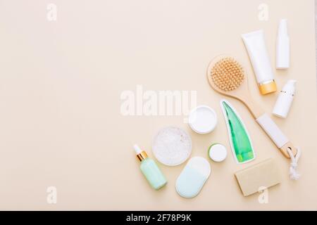 Draufsicht auf natürliche Hautpflege- und Spa-Kosmetikprodukte auf beigem Hintergrund. Schönheitskonzept Stockfoto