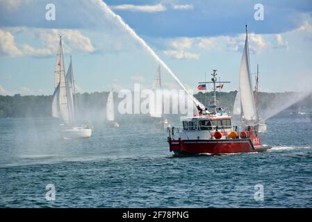 Brockville Canada nimmt an der TALL SHIPS CHALLENGE® Great Lakes Series Teil, die alle drei Jahre in dieser Region stattfindet, und Brockville nimmt seit 2013 Teil. Die nächste geplante Great Lakes Tour findet 2022 statt.Tall Ships, die Tall Ships, einschließlich der Bluenose II, und andere Wasserfahrzeuge in Brockville, Kanada. Verschiedene Ansichten von Veranstaltungen mit hohen Schiffen an der Brockville Waterfront am Blockhouse Island Parkway, Centeen Park und Hardy Park. Stockfoto